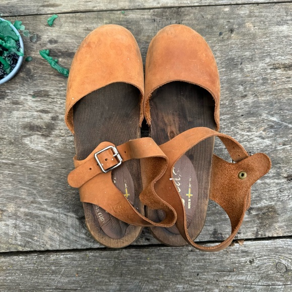Low Wood in Brown Clogs in Oiled Nubuck on Brown Base Size 38 (US 8) - Picture 8 of 8